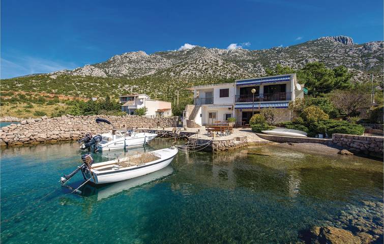 Ganze Ferienwohnung, Gemütliche Ferienwohnung mit WLAN und Terrasse, 100 m von der Küste entfernt in Cesarica, Naturpark Velebit
