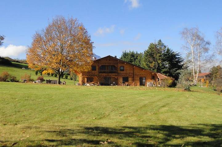 Gîte pour 4 personnes, avec Terrasse ainsi que Jardin et Piscine à Brié-et-Angonnes