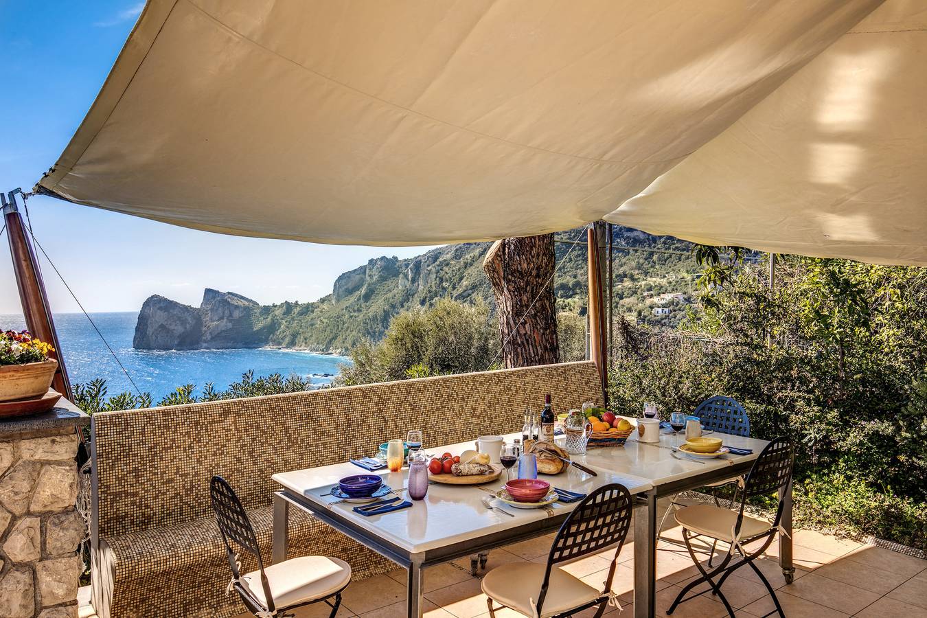 Villa Tre Pizzi – Spectacular water views and walking distance to beach in Naples Province