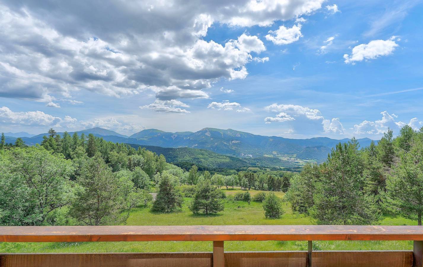 Chalet with Mountain Views, Private Garden and Balcony in Seyne, Alpes-de-Haute-Provence