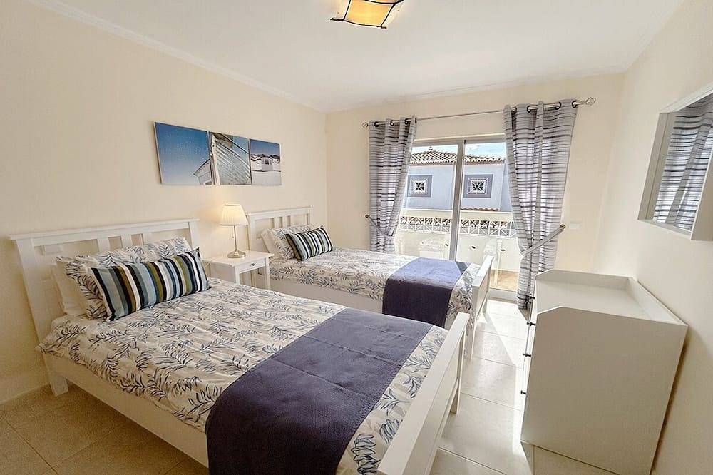 4 Bedrooms with Private Heated Pool, Wifi, A/C, Walking distance to amenities in Santa Maria, São Gonçalo de Lagos