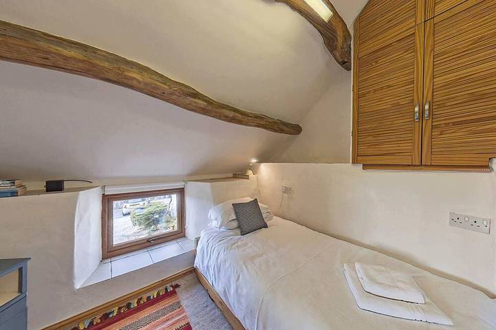 Beautiful 16th Century Ty Cerrig Cottage -set in stunning grounds with great views in Denbighshire