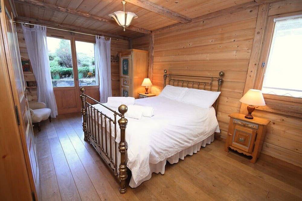 Traditional wooden chalet sleeps 14, in Essert-Romand, Les Portes du Soleil