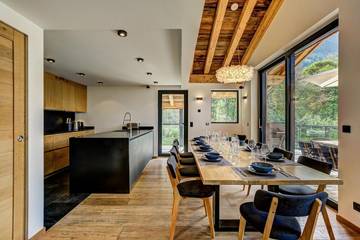 Gîte pour 12 personnes, avec jardin et jacuzzi ainsi que sauna et piscine, adapté aux familles à Servoz