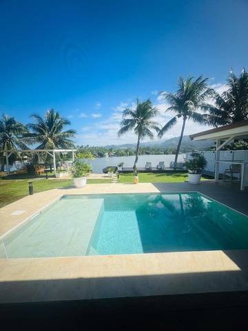 Cottage pour 8 personnes, avec piscine et vue sur le lac ainsi que balcon et vue dans Taravao
