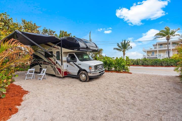 Vacation rental for 19 people, with hot tub and yard in Hutchinson Island