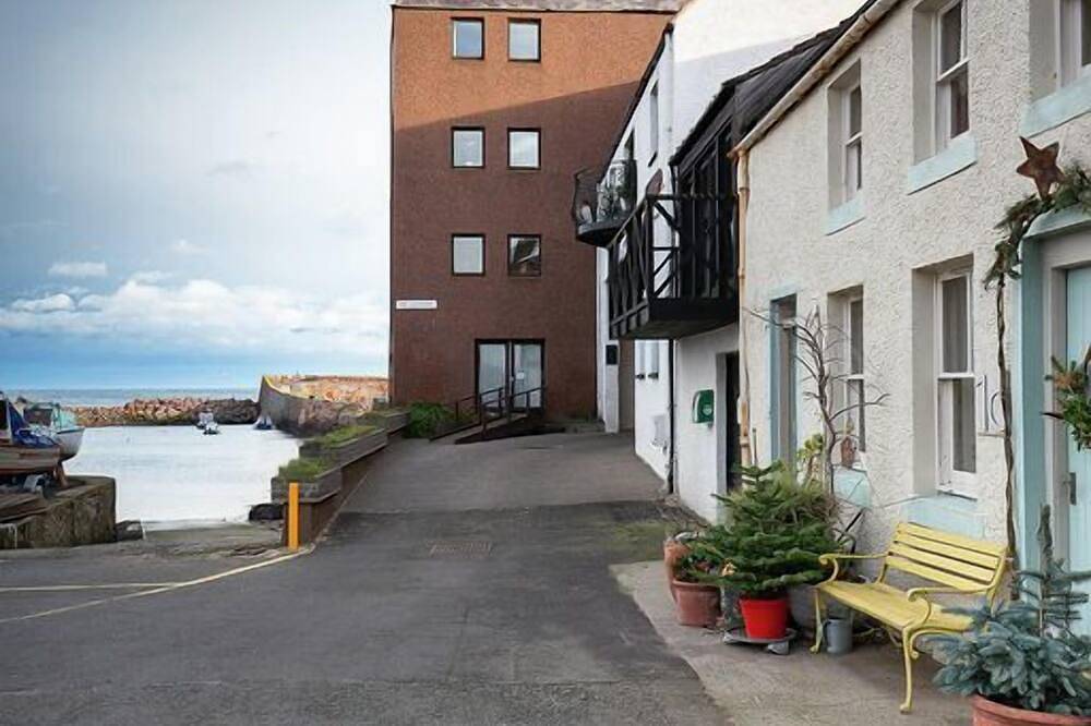 Entire apartment, Unique 2 Bedroom Harbour Front Apartment in Dunbar, Edinburgh and Lothian