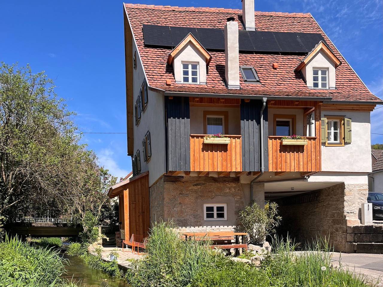 Casa de vacaciones en el valle del Jagst: Gerbertor – Estancia en monumento con pradera y arroyo in Dörzbach, Hohenlohe