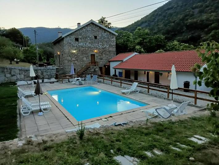 Gîte pour 2 personnes, avec terrasse et jardin ainsi que vue et piscine à Manteigas - 4