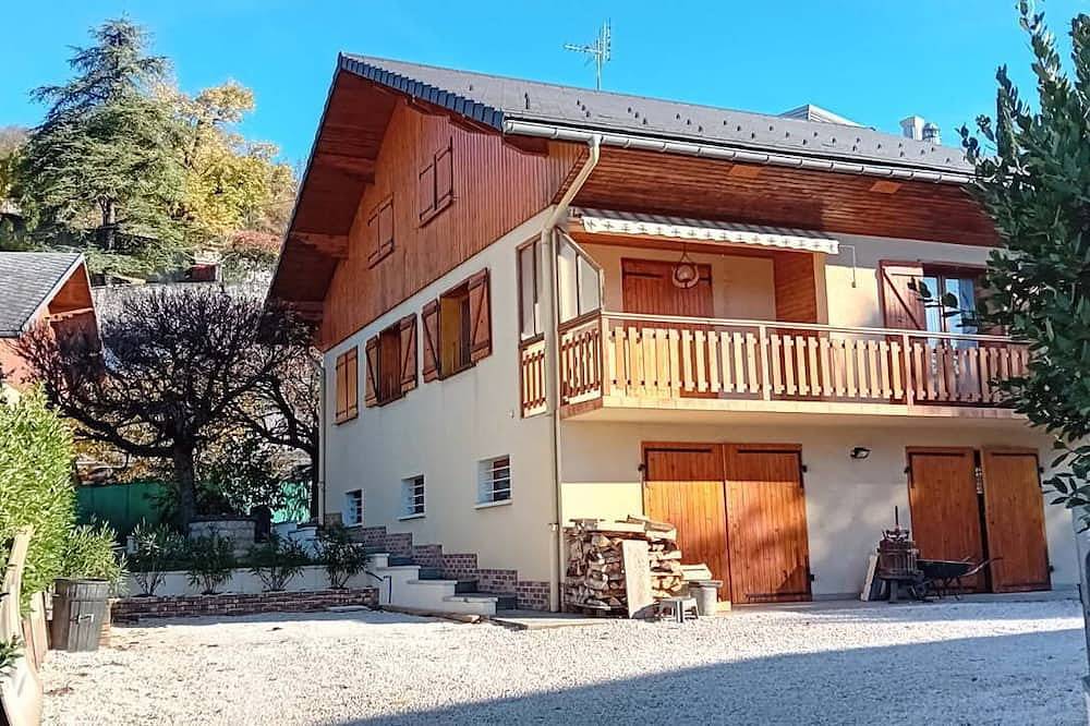 Ô Chalet Savoyard in Saint-Alban-Leysse, Chambéry region