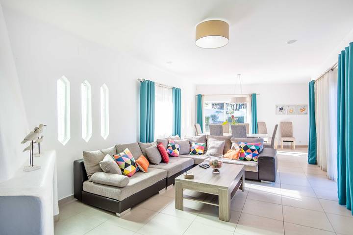 Villa 'Villa Patio' met Privéterras, Wi-Fi en Airconditioning in Albufeira e Olhos de Água, Faro District
