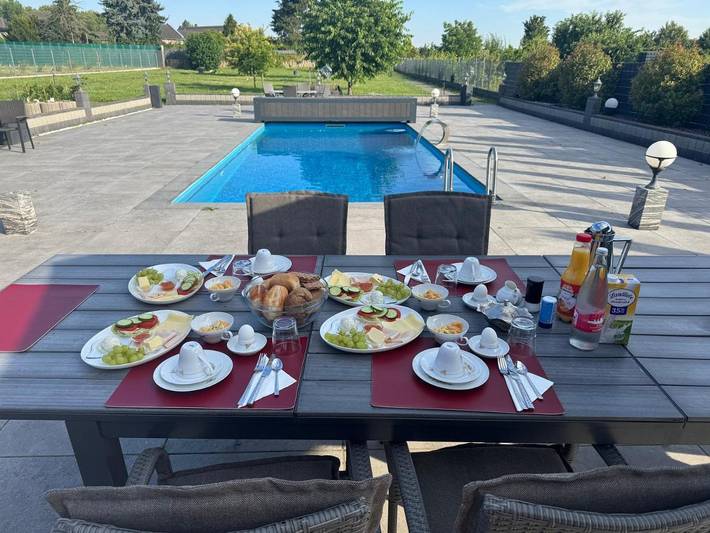 Ferienwohnung für 5 Personen, mit Balkon und Terrasse sowie Garten und Pool in Hürth
