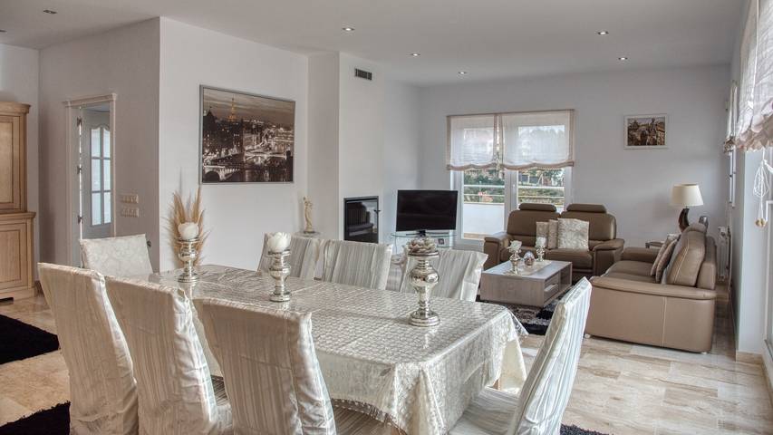 Villa 'Costacabana - Madison' mit privatem Pool, privater Terrasse und WLAN in Central Lloret de Mar, Lloret de Mar