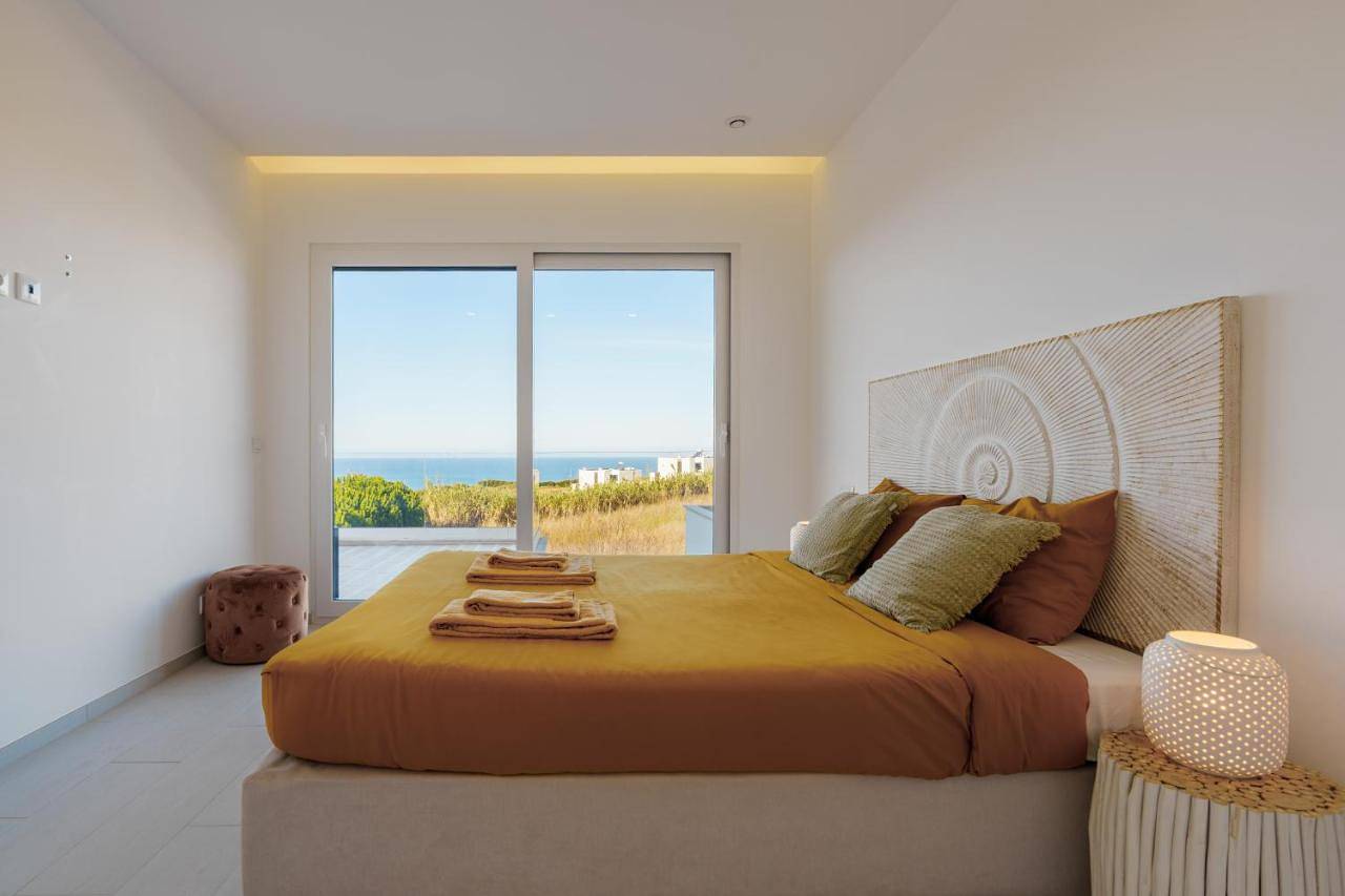 Villa Beach and Friends with ocean view in Atalaia, Distrito de Lisboa