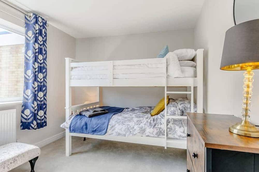 Walpole Front House: sleeps 13 people in 5 bedrooms in Botany Bay, Kent