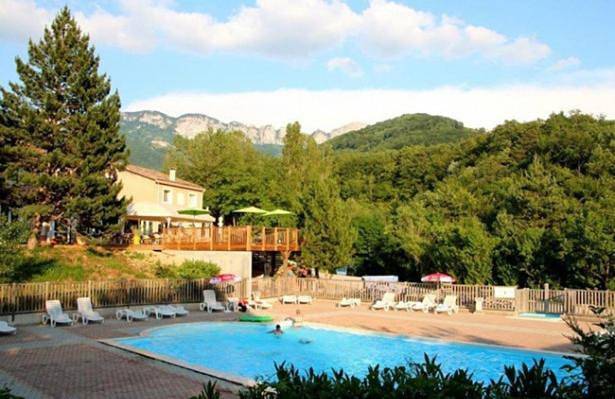 Location de vacances pour 4 personnes, avec bassin pour enfant et piscine ainsi que jardin et jacuzzi à Barbières