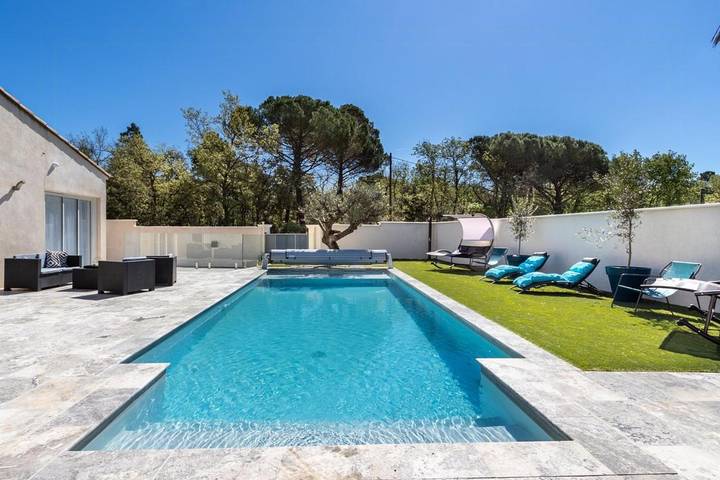 Location de vacances pour 8 personnes, avec terrasse ainsi que jardin et piscine à Camps-la-Source