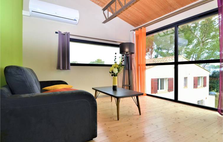 Cozy Apt w/ Pool, Parking & River Views in Sauveterre, Nimes region
