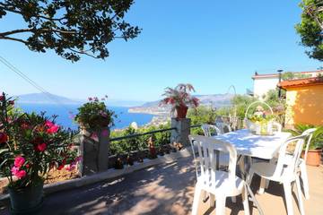 Maison d’hôte pour 5 personnes, avec balcon ainsi que jardin et vue sur l’océan à Sorrento