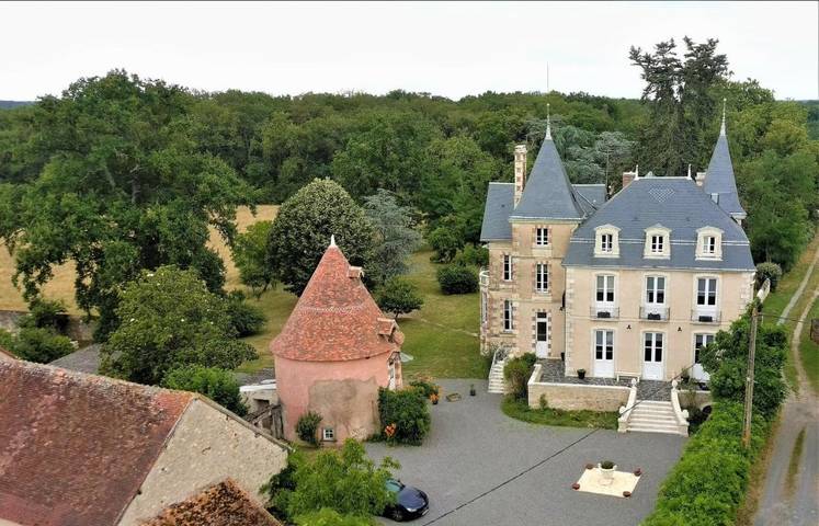 Hôtel pour 2 personnes, avec piscine et vue ainsi que jardin et terrasse à La Trimouille - 2