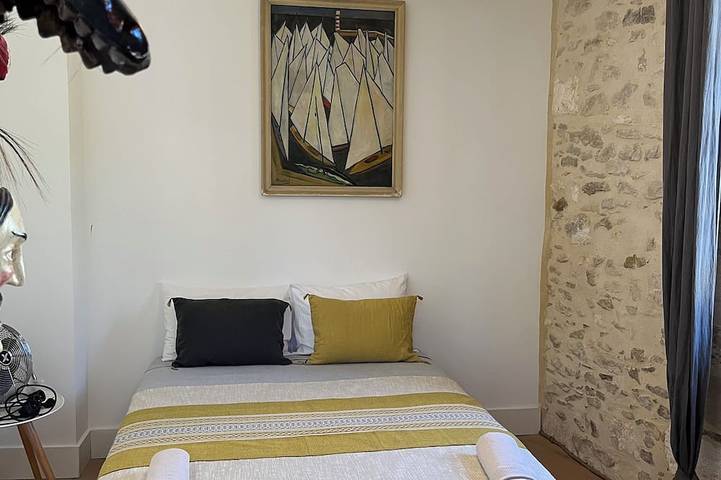 Beautiful 16c home with stunning views of palais des Pape, private terrace. in Villeneuve-lès-Avignon, Nimes und Umgebung
