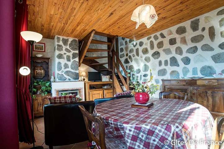 Gîte pour 2 personnes, avec jardin ainsi que vue et terrasse à Murol - 4