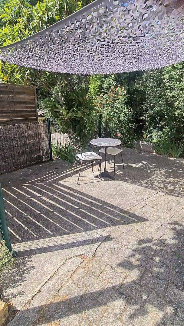 Gîte pour 2 personnes, avec piscine et jardin