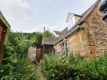 Log Cabin for 4 People in The Cotswolds, South West England, Photo 2