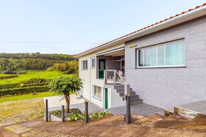 Hel lejlighed, Apartment 'Apartamento T2 Praia Do Almoxarife' with Sea View, Wi-Fi and Air Conditioning in Praia do Almoxarife, Faial