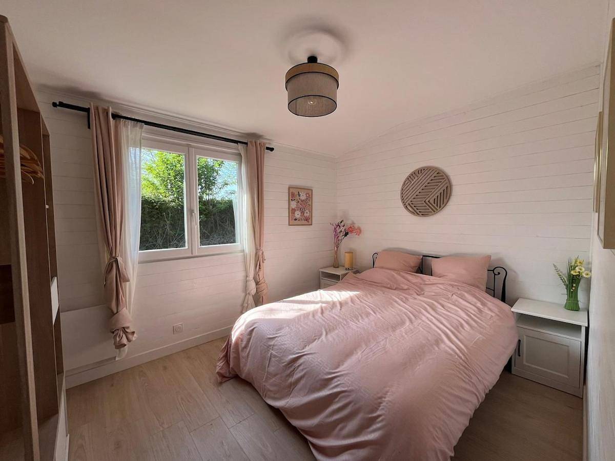 Chalet Standing de 55 m2 avec jardin clos, en bord de rivière, proche Disneyland, avec piscine et trampoline in Crécy-la-Chapelle, Seine-et-Marne
