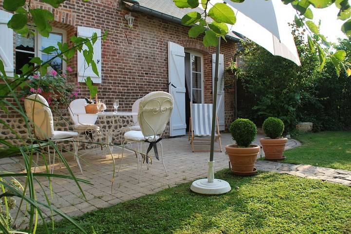 Gîte pour 4 personnes, avec terrasse ainsi que jacuzzi et jardin à Clères