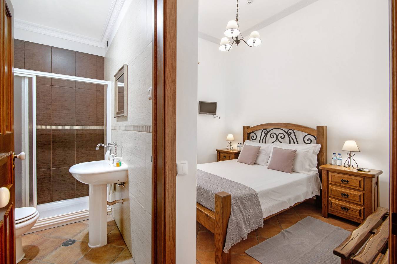 Quarto 'Quarto Roxo - Vista Pátio' com Piscina Partilhada, Wi-Fi e Ar Condicionado in Mértola, Distrito de Beja