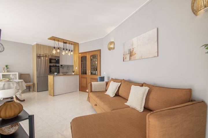 Hel lägenhet, Caprichoso Beachfront Apartment with Shared Pool, Balcony, and Air Conditioning in Armação de Pêra (costa), Armação de Pera