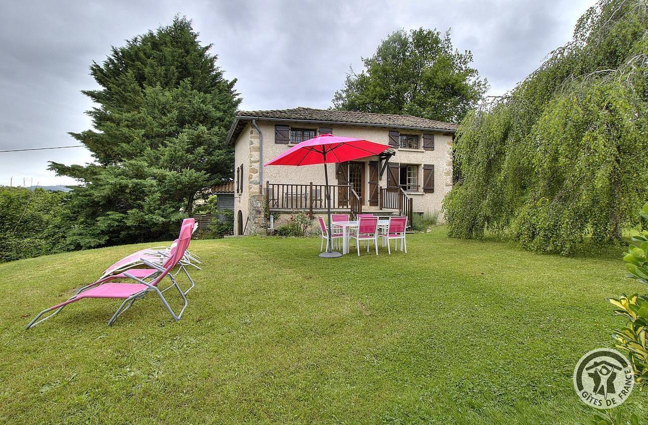 Le Gîte du Cèdre bleu in Ronno, Région de Villefranche-sur-Saône