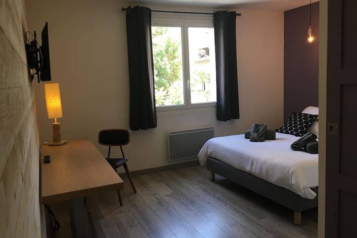 Location de vacances pour 10 personnes, avec Balcon et Jacuzzi ainsi que Jardin et Piscine à Crots - 3