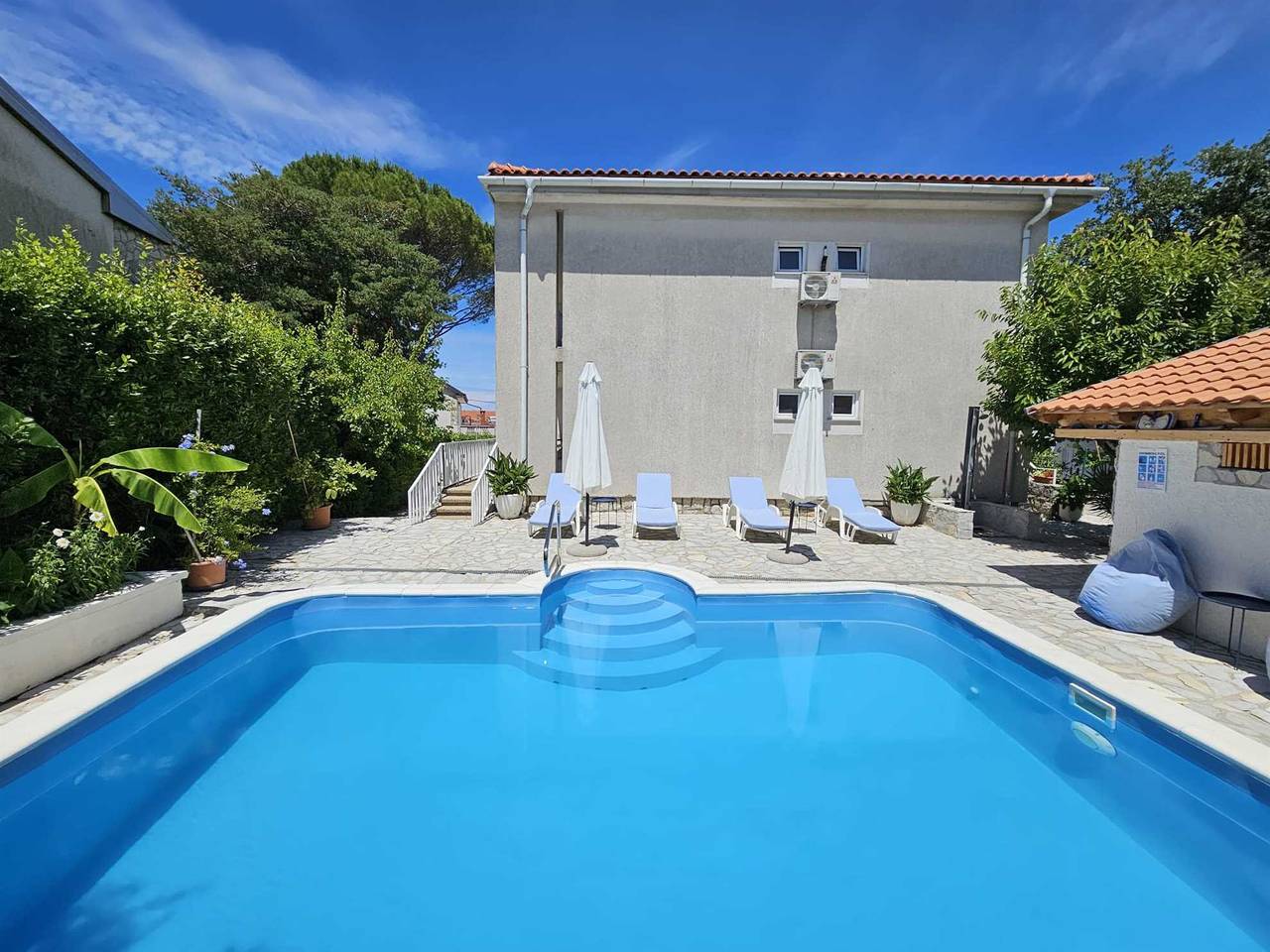 Ganze Wohnung, Apartment Mirko 2 mit Pool in Malinska-Dubašnica, Krk