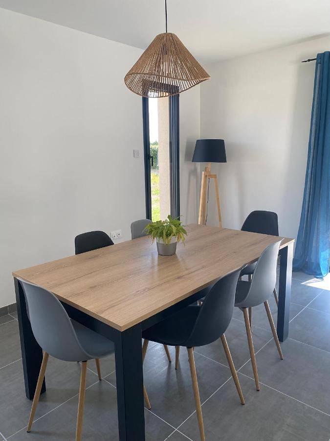 Location de vacances pour 7 personnes, avec terrasse ainsi que vue et jardin à Brette-les-Pins - 4