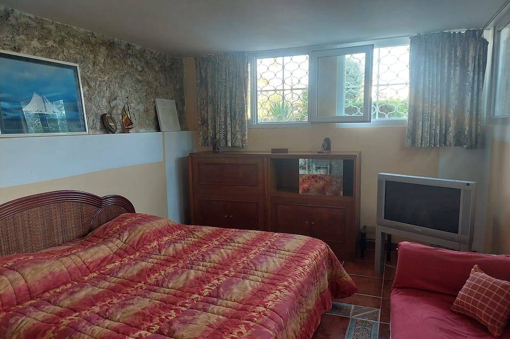 Apartamento entero, Pequeño paraíso, villa con piscina, playa y prom Niza, 400m, campo en el centro de la ciudad in Niza, Nizza Region