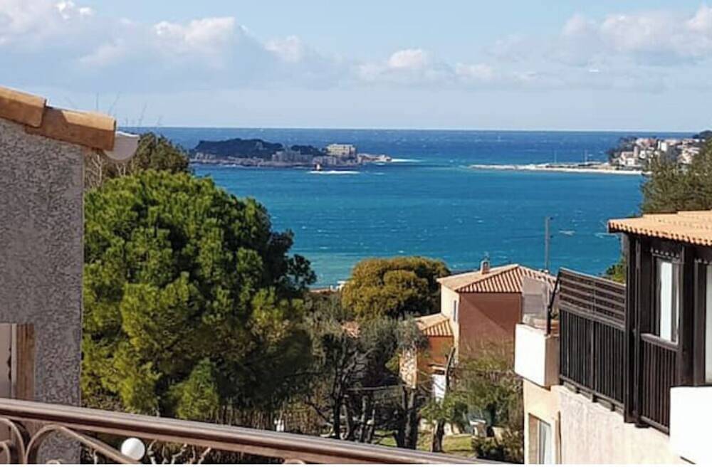 Villa club de 48 m2, 2 chambres, wifi, clim, vue mer, 10 mn à pieds de la plage. in Sanary-sur-Mer, Côte méditerranéenne (France)