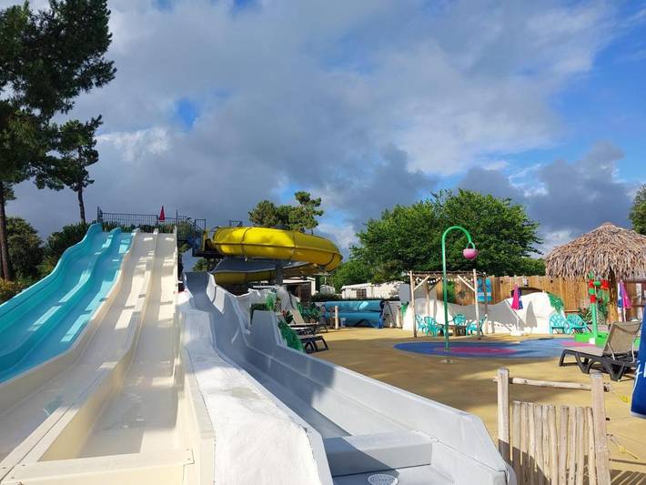 Camping pour 6 personnes, avec piscine ainsi que jardin et terrasse