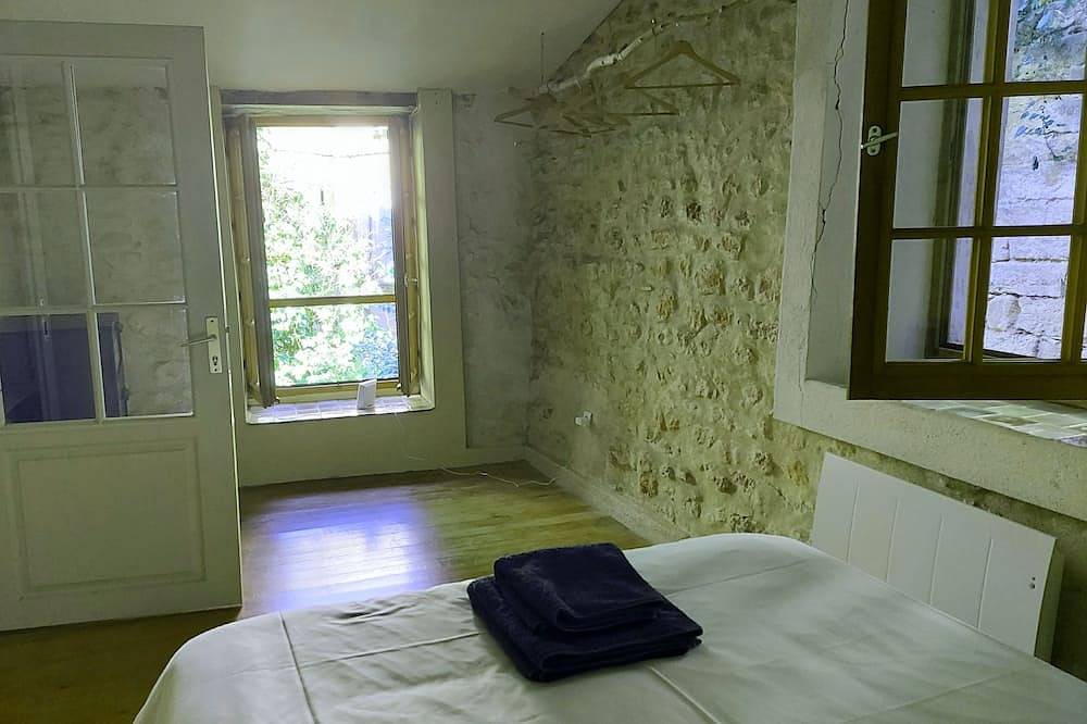 Refreshingly cool in summer, 18th century gite, centre Forcalquier in Forcalquier, Regionaler Naturpark Luberon
