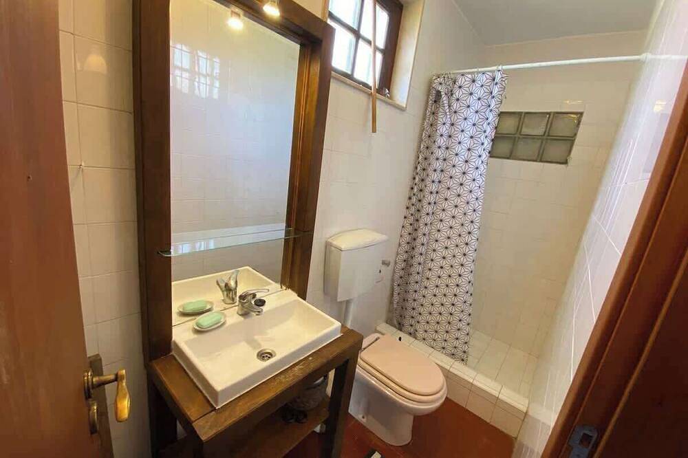 Quarto Azul with 2 bunk beds and a bathroom with shower in Lourinhã, Lisbon District