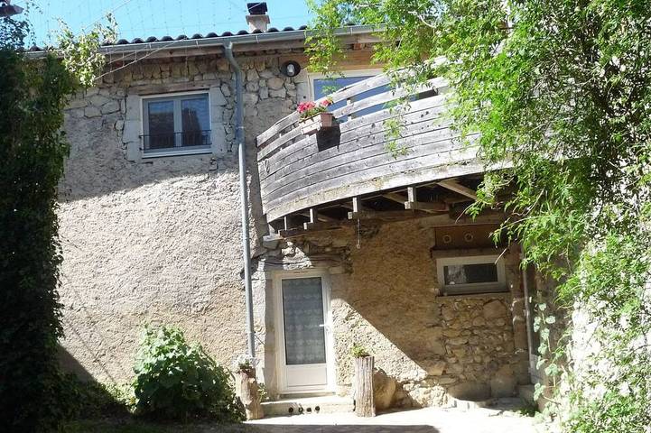 Gîte pour 4 personnes, avec jardin ainsi que piscine et terrasse à Brette