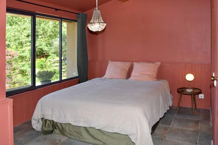 Maison de vacances pour 4 personnes, avec terrasse et piscine ainsi que jardin et vue, animaux acceptés