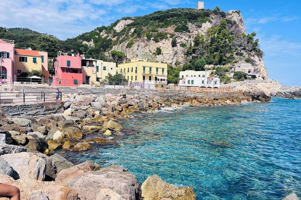 Apartamento entero, Bay of Saracens, renovated apartment 6 people with garden parking space in Varigotti, Finale Ligure Municipio