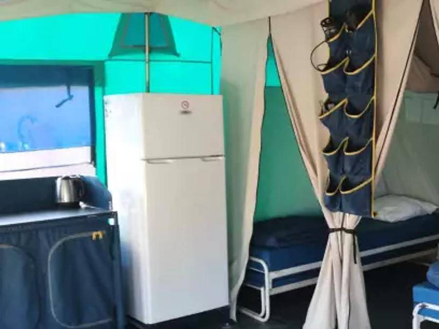 Camping La Vallée Heureuse Pausado - Tente 5 personnes - Tente Navajo 4 Pièces 6 Personnes (4 adultes + 2 enfants) Sans Sanitaire in Orgone, Région d'Arles