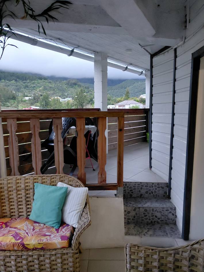Studio entier, Appartement « Les Saules » avec vue sur le lac, balcon et Wi-Fi in Cilaos, Île de la Réunion