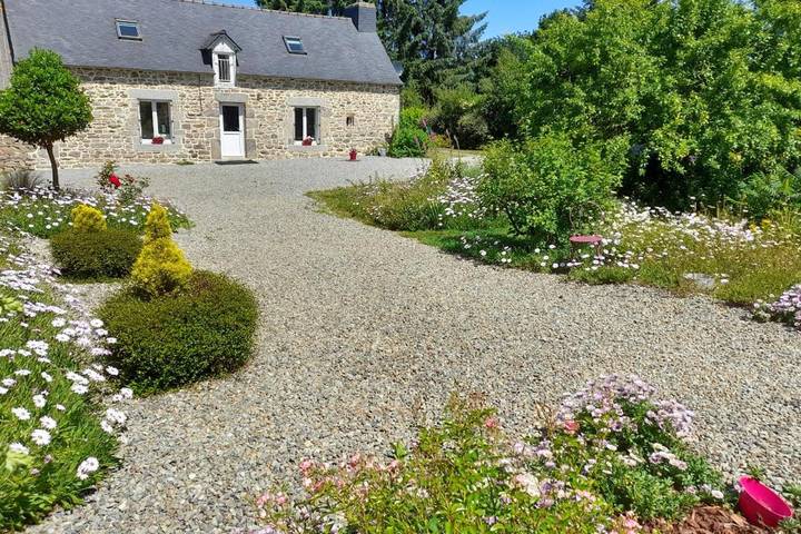 Location de vacances pour 4 personnes, avec jardin à Bourbriac