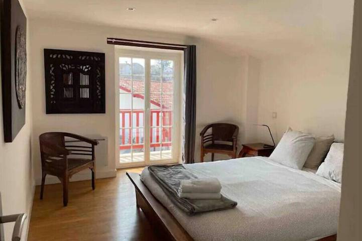 Spacious Renovated 1610 farm-All Weather Heated Pool-Parking-Walk to town-Pets in Espelette, Bayonne region