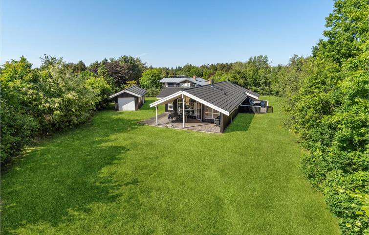 Ferieudlejning for 8 personer, med Terrasse og Jacuzzi såvel som Have og Sauna i Hals